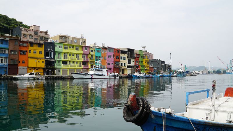 【基隆景點】正濱漁港｜媲美義大利威尼斯彩色島的繽紛漁港小屋，絕美碧綠海倒影超吸睛