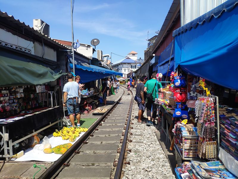 【泰國景點】曼谷近郊一日遊必玩「美功鐵道市集」，全世界唯一有火車穿越的市場，交通指南、火車時刻、推薦美食完全攻略