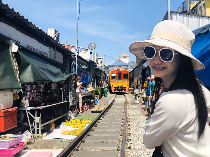 【泰國景點】佛統大塔拜佛去、紅蓮花水上市場拍網美照、美功鐵道市集追火車、來去安帕瓦住一晚