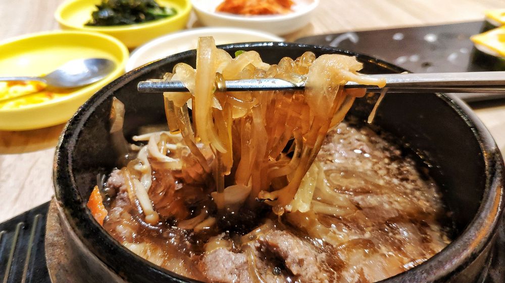【新北美食】瑪妮年糕鍋｜韓國人開的道地韓食堂，傳統小菜吃到飽，套餐附韓國飲料，想吃的韓食料理全都有！