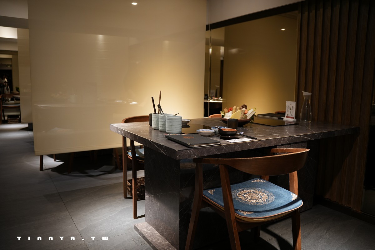 【二本松涮涮屋】台北頂級火鍋首選，專人桌邊服務A5和牛海陸鍋物，饕客必點活體松葉蟹五吃
