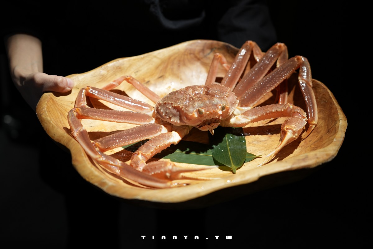 【二本松涮涮屋】台北頂級火鍋首選，專人桌邊服務A5和牛海陸鍋物，饕客必點活體松葉蟹五吃