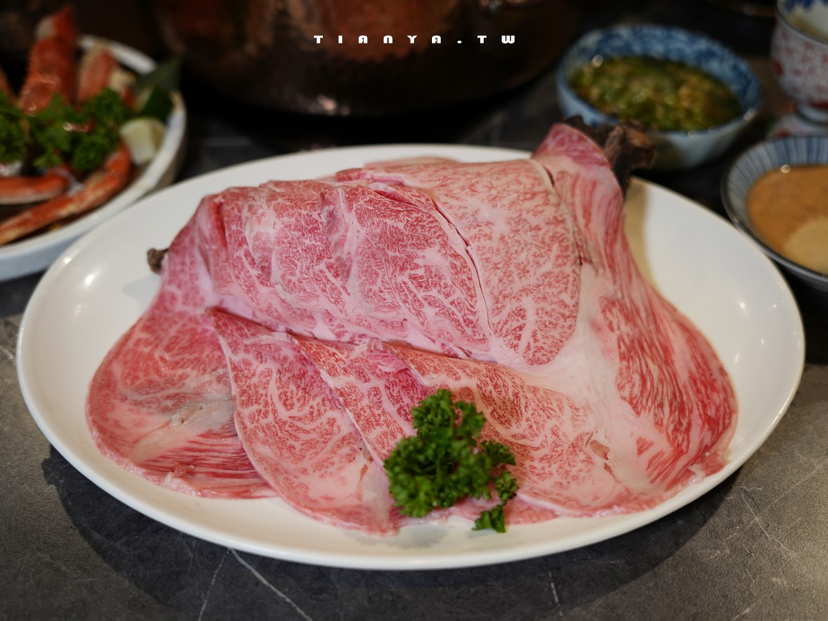 【二本松涮涮屋】台北頂級火鍋首選，專人桌邊服務A5和牛海陸鍋物，饕客必點活體松葉蟹五吃