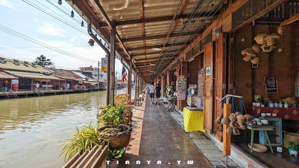 【泰國景點】安帕瓦水上市場交通攻略，住一晚體驗夜間賞螢、清晨僧侶佈施