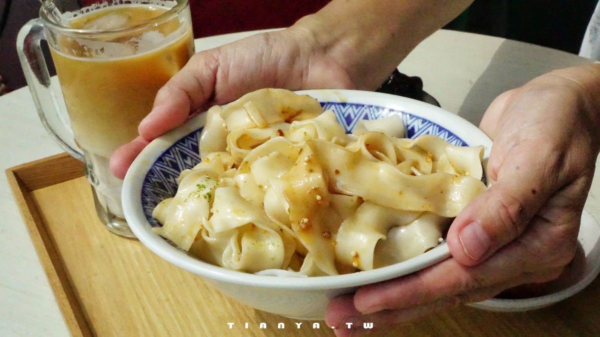 【基隆美食】GONG YU café｜一甲子老宅裡隱藏正濱漁港彩色屋最美景觀，低消100元不限時坐擁異國風海景第一排