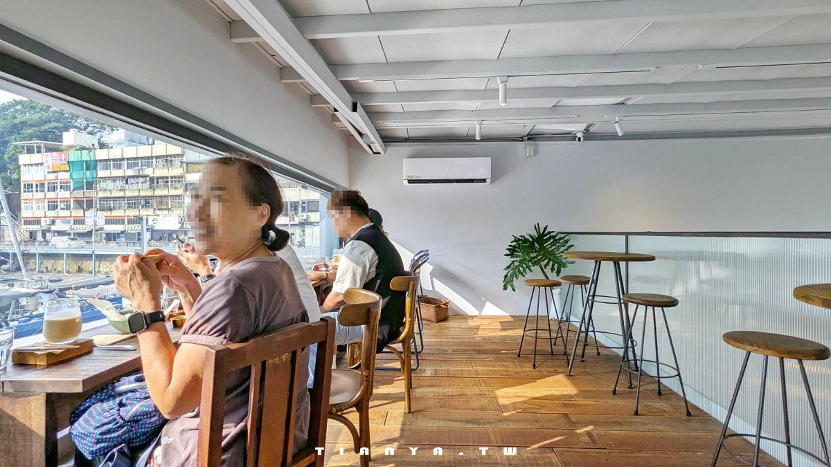 【基隆美食】嶼我｜正濱漁港彩色屋旁人氣景觀餐酒館，大面窗飽覽無敵海景