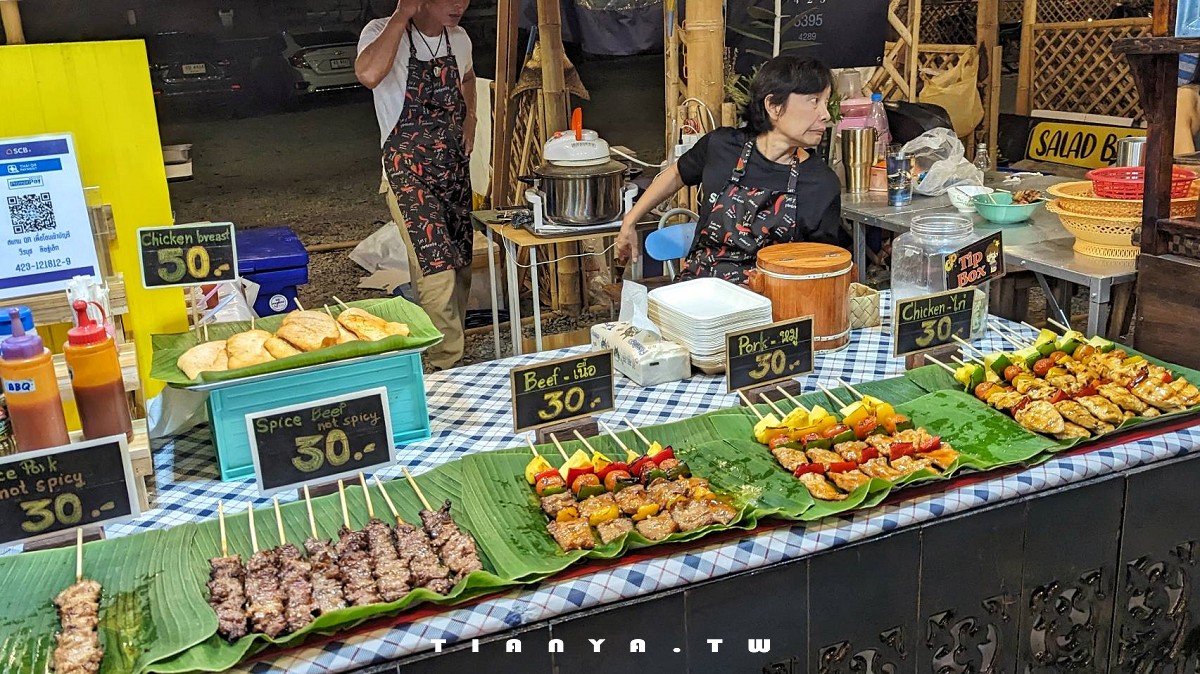 【泰國景點】LANNA Square｜清邁小眾夜市，純白惟帳、木桌和牧草垛營造清新鄉村風格，邊吃道地泰食邊聽駐唱超chill