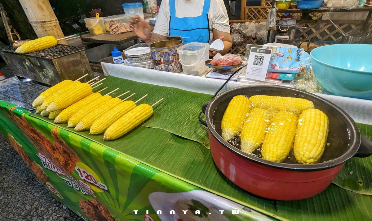 【泰國景點】LANNA Square｜清邁小眾夜市，純白惟帳、木桌和牧草垛營造清新鄉村風格，邊吃道地泰食邊聽駐唱超chill