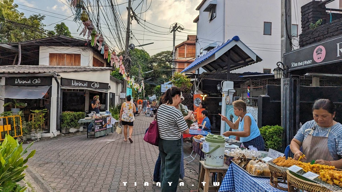 【泰國景點】LANNA Square｜清邁小眾夜市，純白惟帳、木桌和牧草垛營造清新鄉村風格，邊吃道地泰食邊聽駐唱超chill