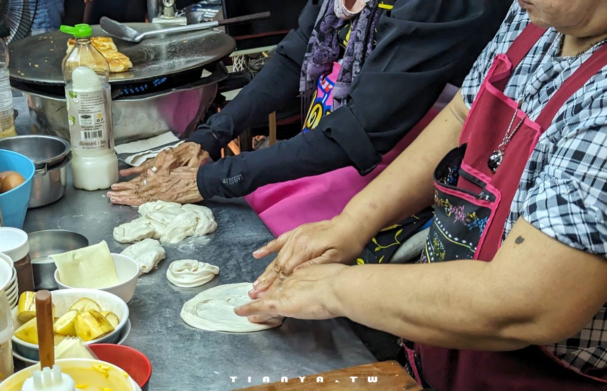 【泰國美食】Rotee Pa Day｜清邁古城塔佩門外大排長龍的人氣路邊攤，$15元起即可品嚐米其林認證手工煎餅