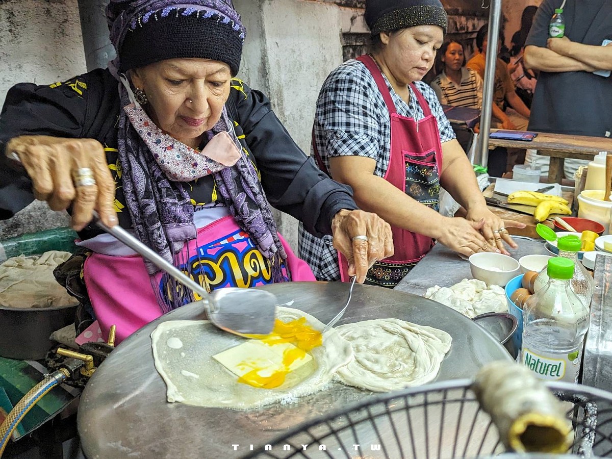 【泰國美食】Rotee Pa Day｜清邁古城塔佩門外大排長龍的人氣路邊攤，$15元起即可品嚐米其林認證手工煎餅