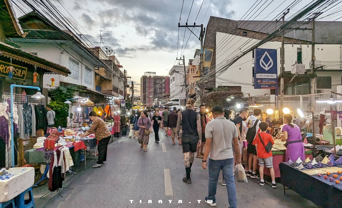 【清邁景點】清邁周六夜市｜清邁必逛人氣市集，每周六封街擺攤，一條街滿足購物、美食、逛街樂趣