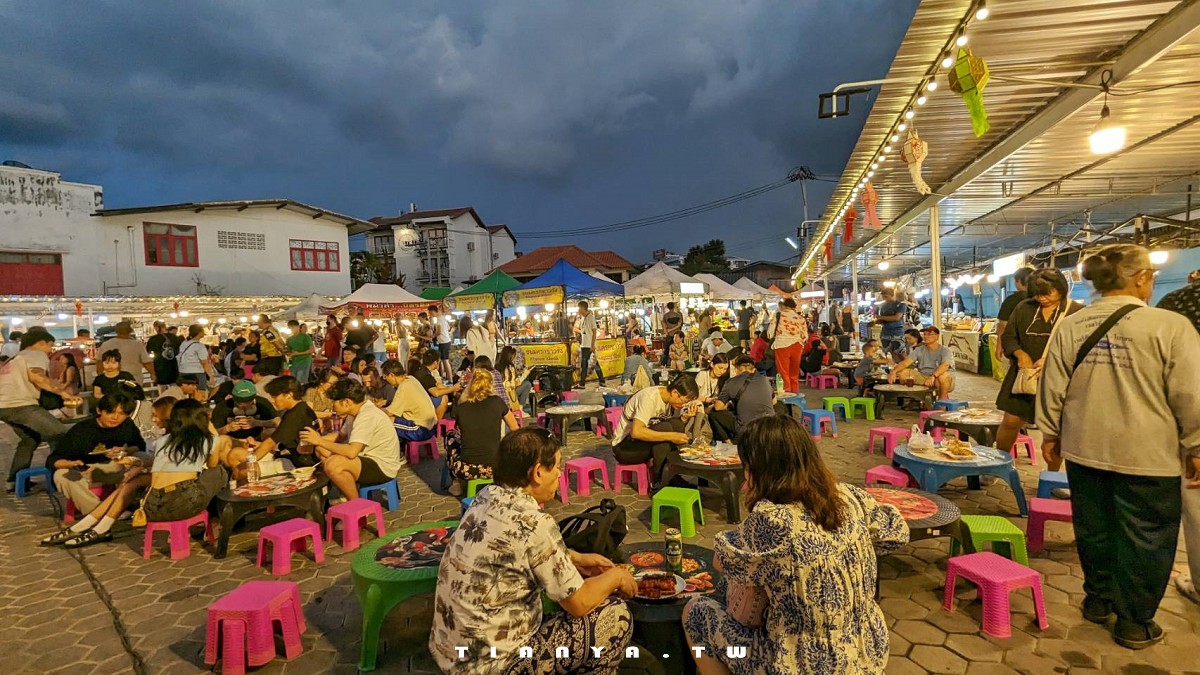 【清邁景點】清邁周六夜市｜清邁必逛人氣市集，每周六封街擺攤，一條街滿足購物、美食、逛街樂趣