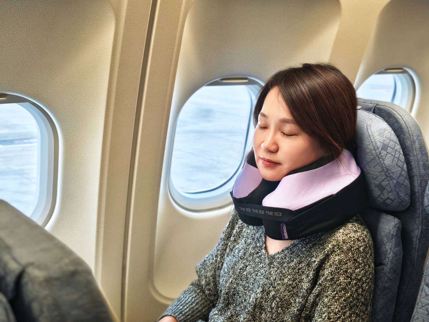 Cabeau 旅行頸枕「  TNE S3」&「Evolution X」大評比，搭飛機、火車、高鐵、長途旅行必備好物