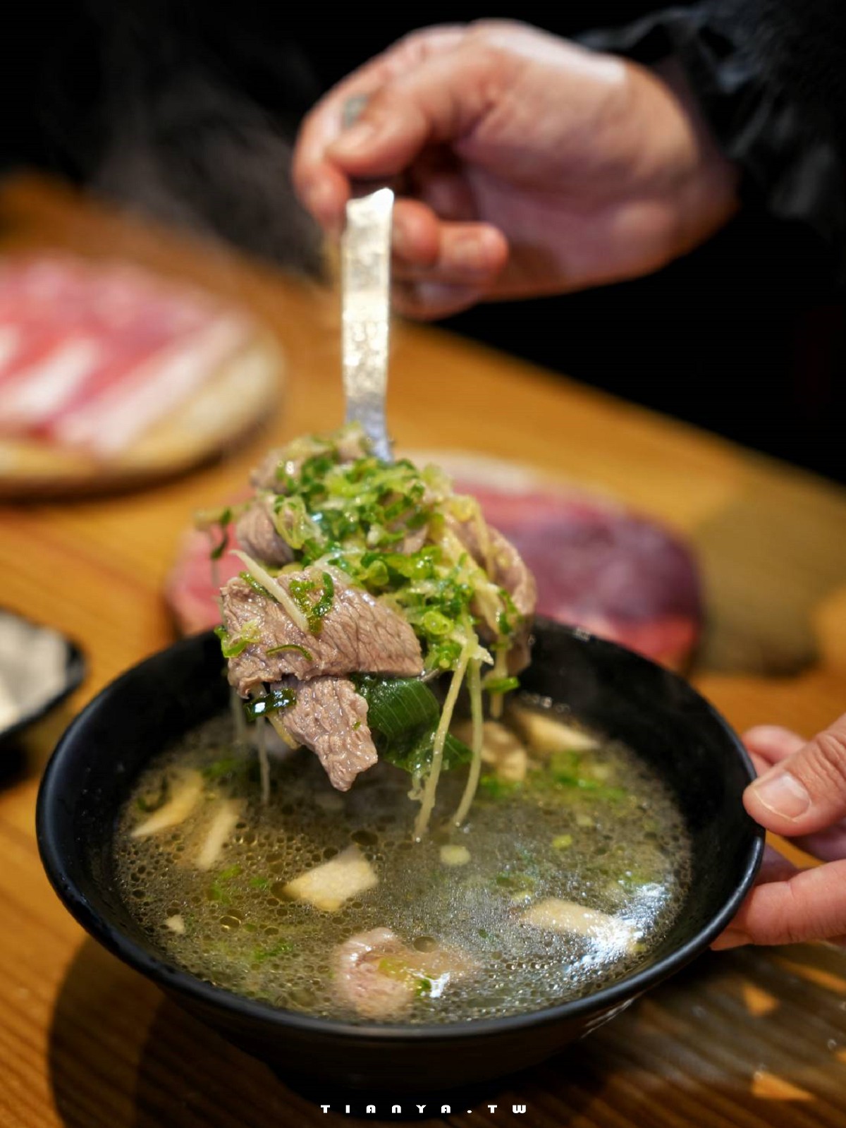 【米炭火燒肉小酒館．龜山文化二路店】平價消費享專人桌邊代烤服務，供應高級原肉、尚青海產和日式熟食，生日再送一整隻焗烤龍蝦