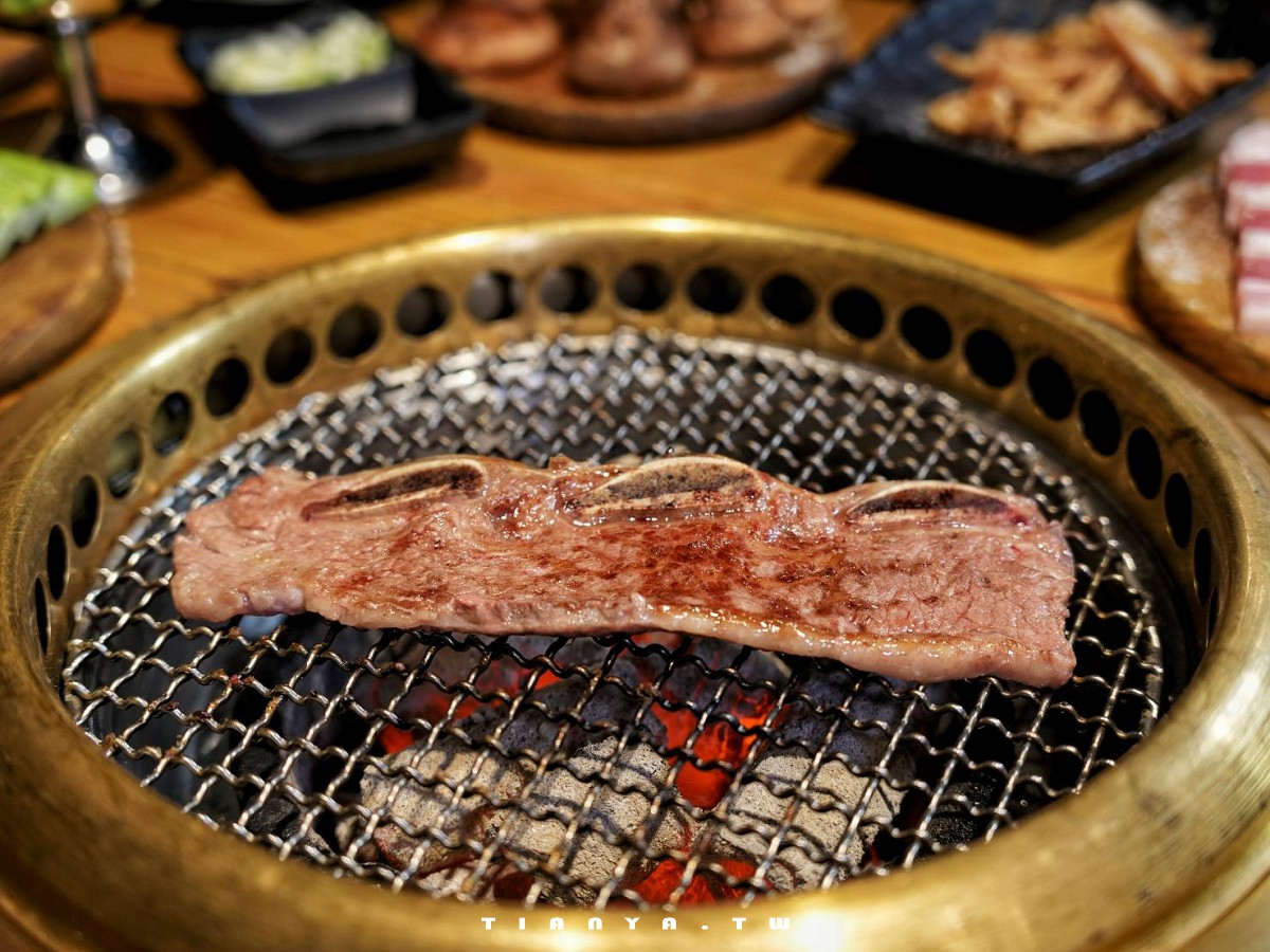 【米炭火燒肉小酒館．龜山文化二路店】平價消費享專人桌邊代烤服務，供應高級原肉、尚青海產和日式熟食，生日再送一整隻焗烤龍蝦