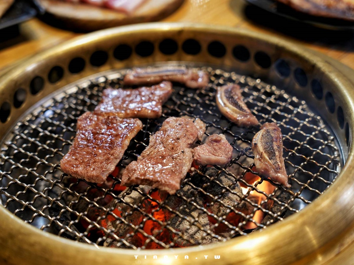 【米炭火燒肉小酒館．龜山文化二路店】平價消費享專人桌邊代烤服務，供應高級原肉、尚青海產和日式熟食，生日再送一整隻焗烤龍蝦