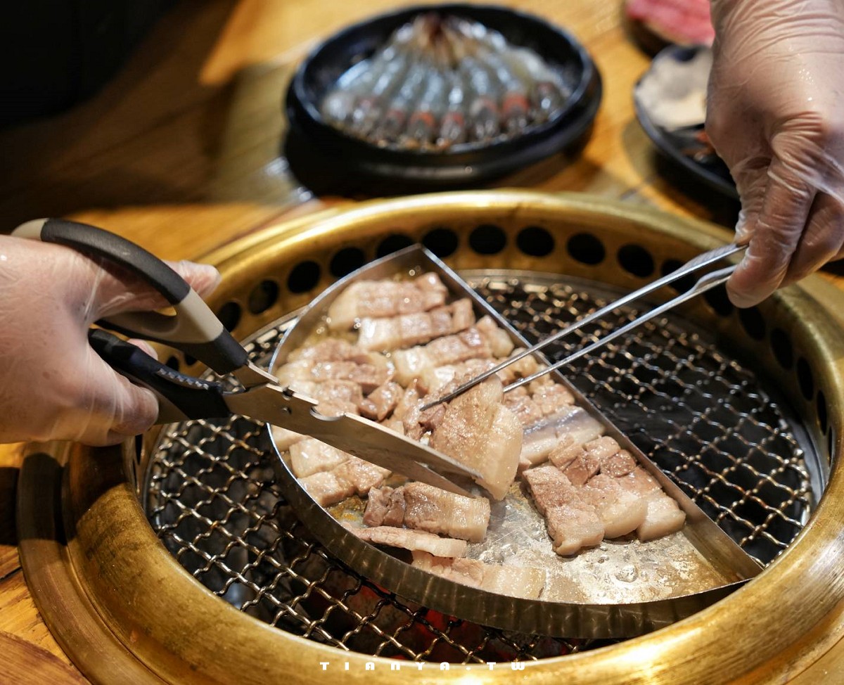 【米炭火燒肉小酒館．龜山文化二路店】平價消費享專人桌邊代烤服務，供應高級原肉、尚青海產和日式熟食，生日再送一整隻焗烤龍蝦