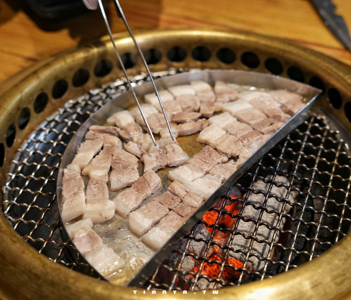 【桃園美食】米炭火燒肉小酒館．龜山文化二路店｜平價消費享專人桌邊代烤服務，供應高級原肉、尚青海產和日式熟食，生日再送一整隻焗烤龍蝦