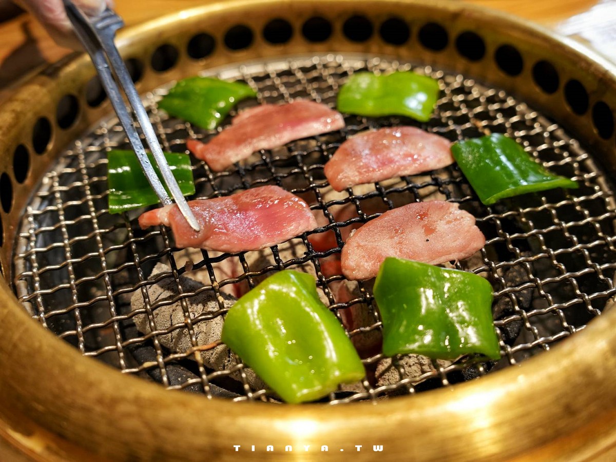 【米炭火燒肉小酒館．龜山文化二路店】平價消費享專人桌邊代烤服務，供應高級原肉、尚青海產和日式熟食，生日再送一整隻焗烤龍蝦