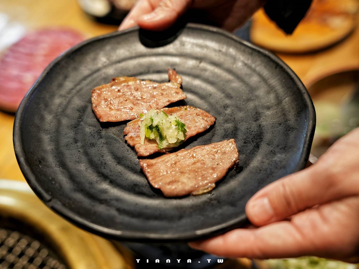 【米炭火燒肉小酒館．龜山文化二路店】平價消費享專人桌邊代烤服務，供應高級原肉、尚青海產和日式熟食，生日再送一整隻焗烤龍蝦