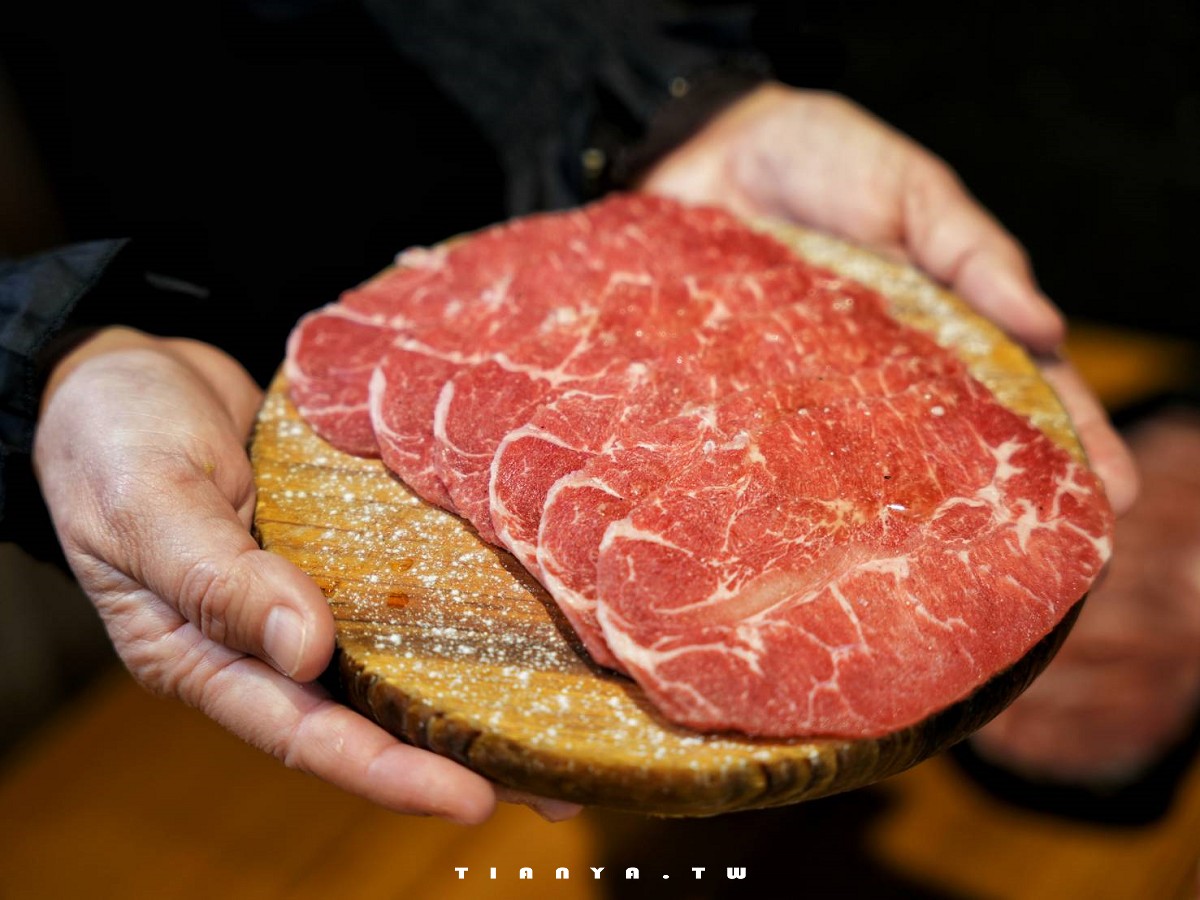 【米炭火燒肉小酒館．龜山文化二路店】平價消費享專人桌邊代烤服務，供應高級原肉、尚青海產和日式熟食，生日再送一整隻焗烤龍蝦