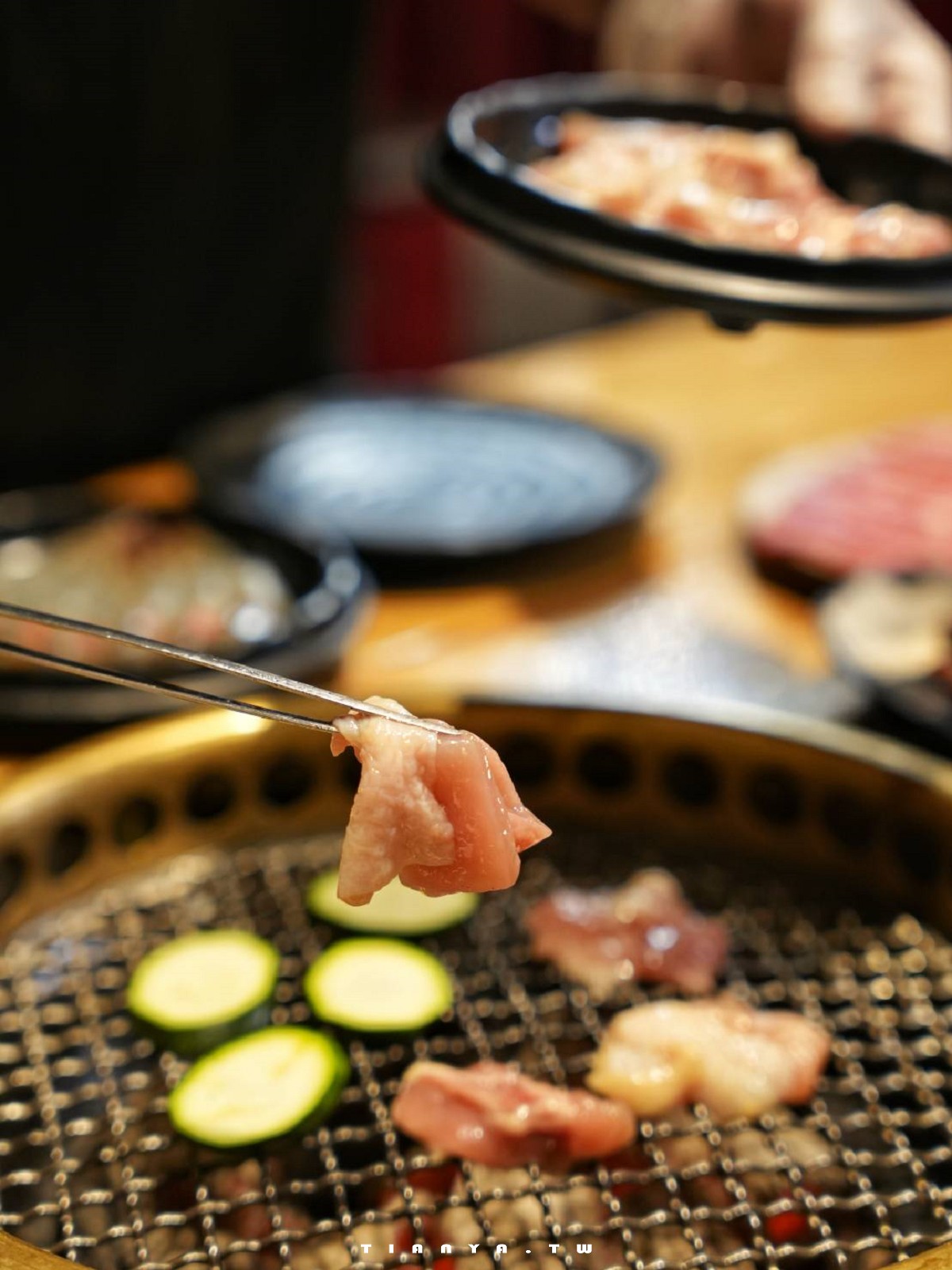 【米炭火燒肉小酒館．龜山文化二路店】平價消費享專人桌邊代烤服務，供應高級原肉、尚青海產和日式熟食，生日再送一整隻焗烤龍蝦