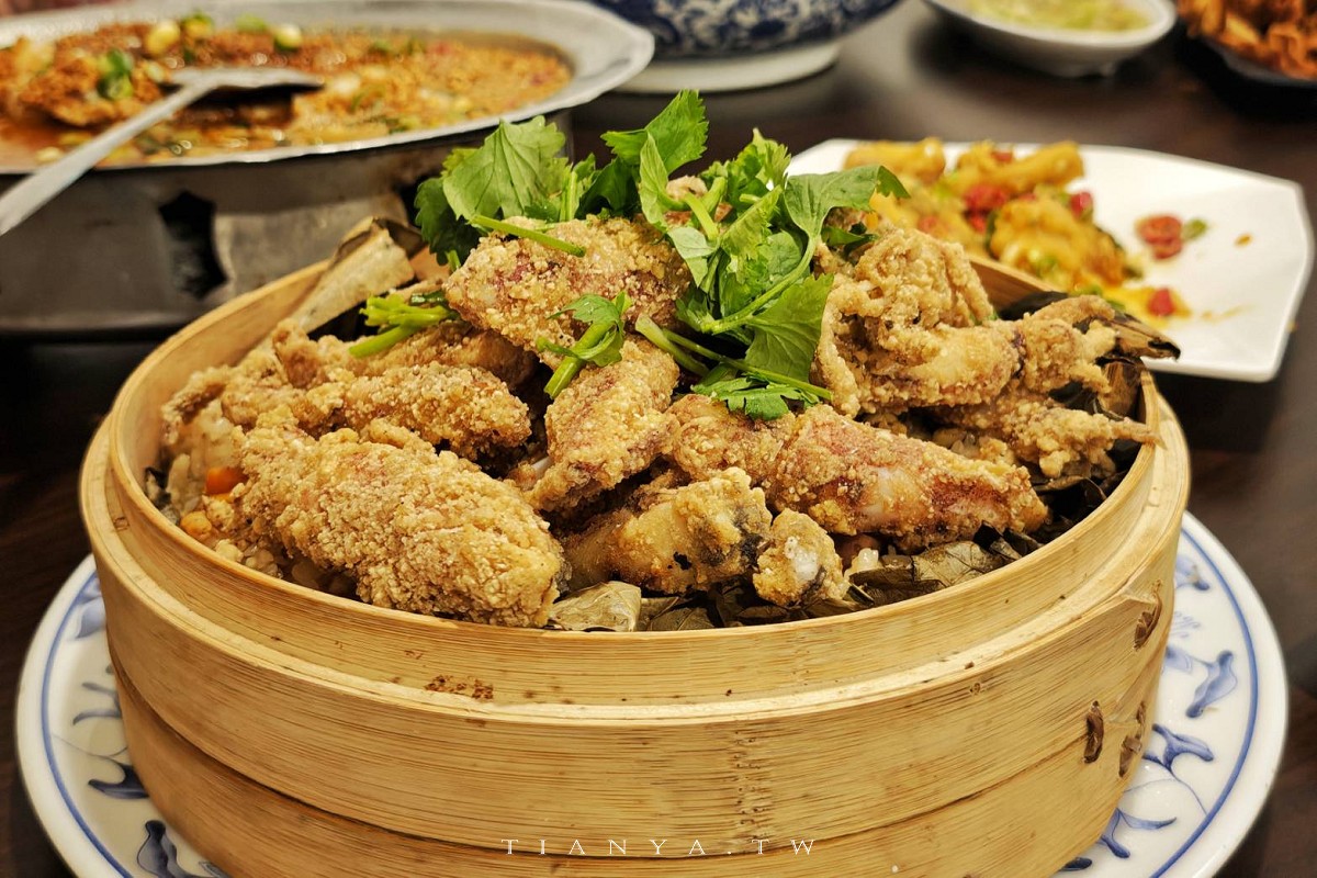 【萬里古早風味甕仔雞】北海岸最強烤雞店，不只脆皮雞好吃，還有超澎湃海產料理，合菜擺盤浮誇無極限