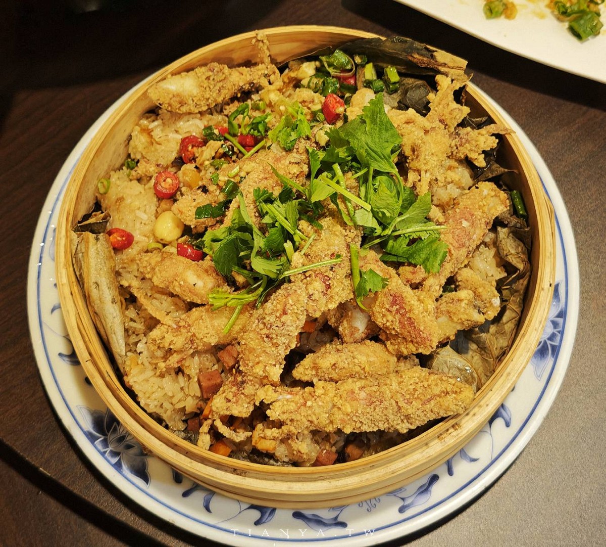 【萬里古早風味甕仔雞】北海岸最強烤雞店，不只脆皮雞好吃，還有超澎湃海產料理，合菜擺盤浮誇無極限