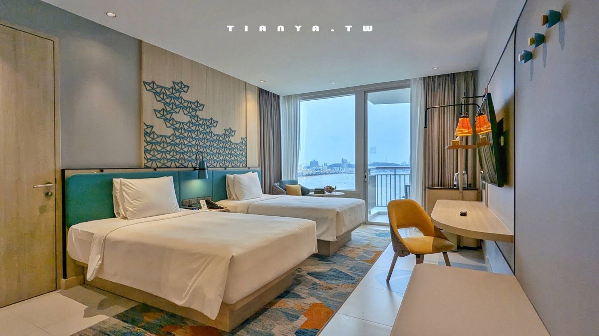 【芭達雅假日飯店】（Holiday Inn Pattaya）海濱路上海景第一排，絕美海灣近在眼前，一出飯店就能逛街、按摩、吃美食