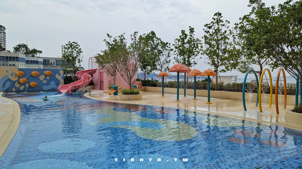 【芭達雅假日飯店】（Holiday Inn Pattaya）海濱路上海景第一排，絕美海灣近在眼前，一出飯店就能逛街、按摩、吃美食