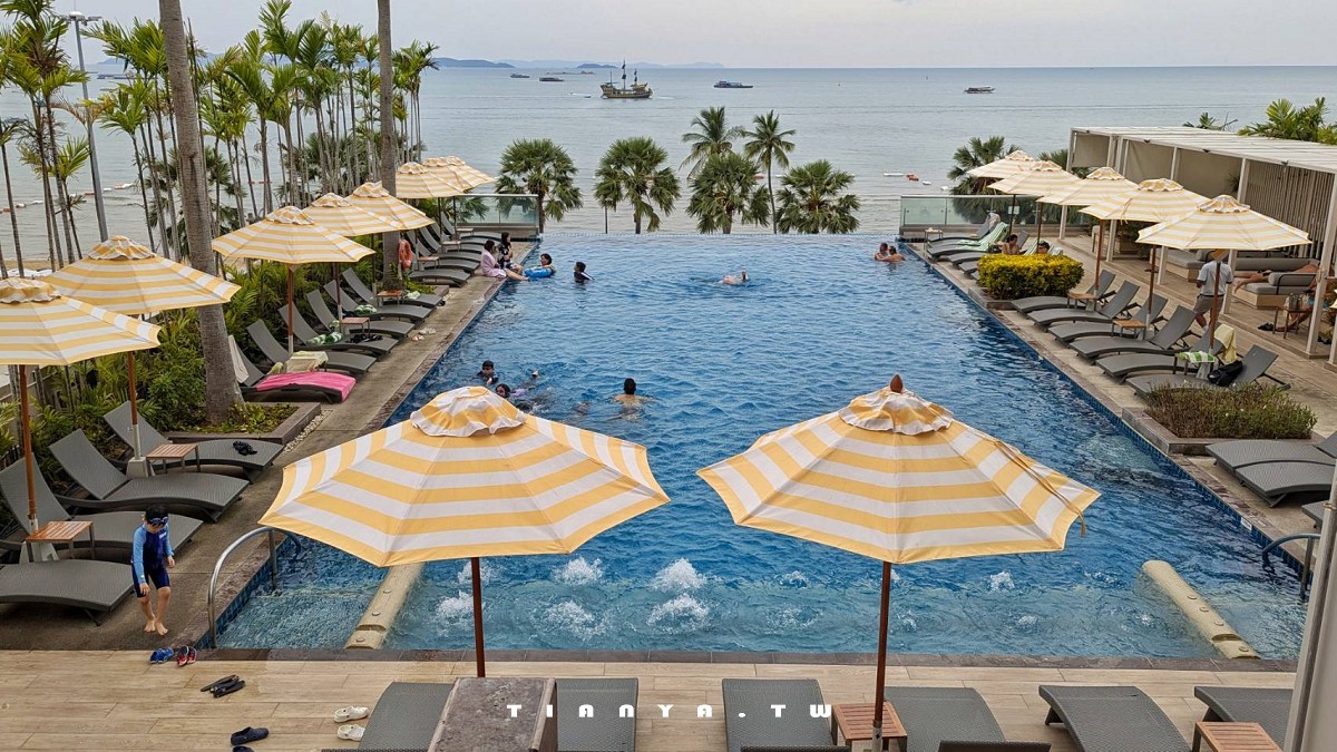 【芭達雅假日飯店】（Holiday Inn Pattaya）海濱路上海景第一排，絕美海灣近在眼前，一出飯店就能逛街、按摩、吃美食