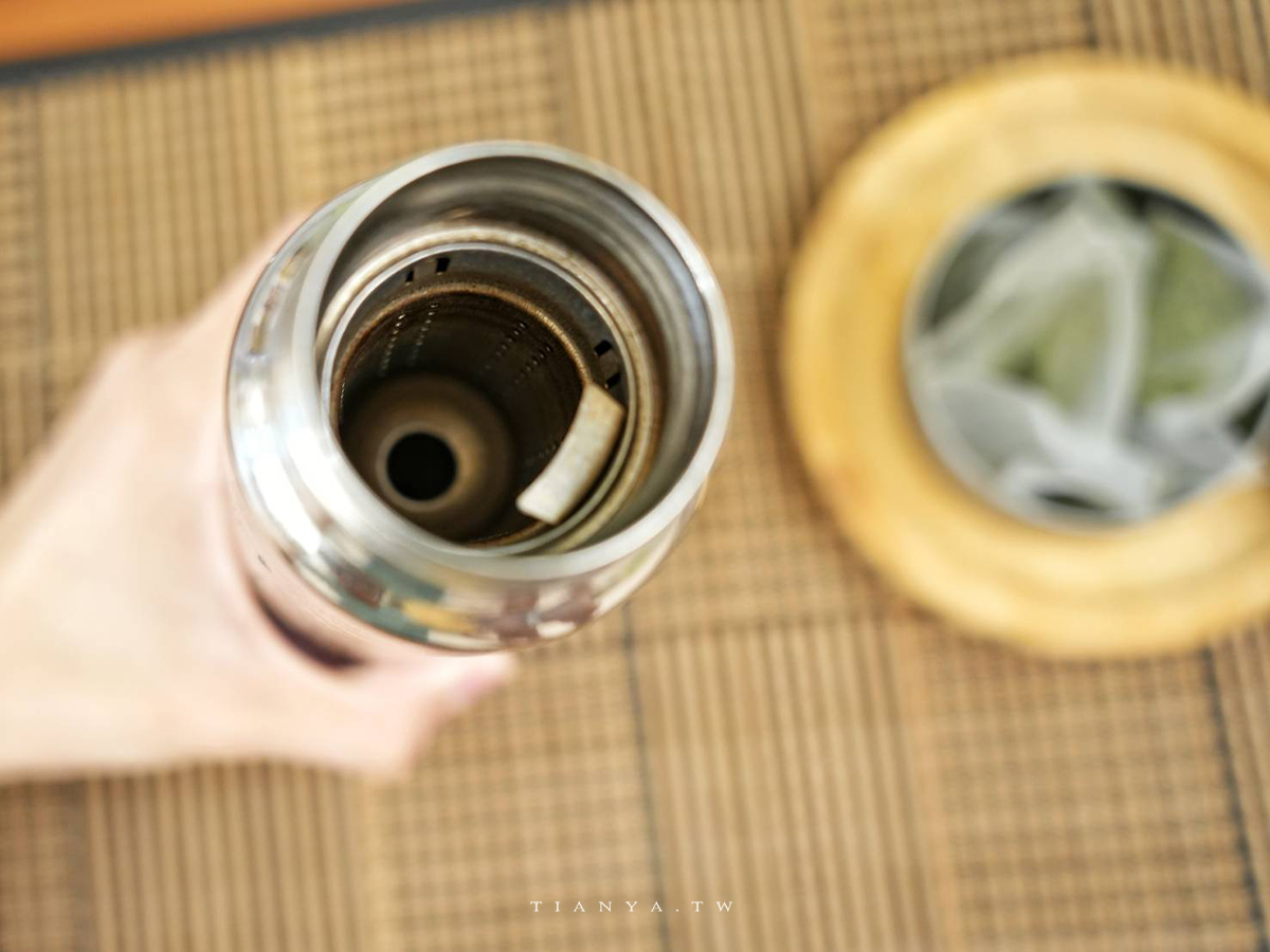 【鈦工坊 TiKOBO 二代袋鼠瓶】不卡色、不留異味的純鈦保溫瓶，輕量化、無塗層、內藏吸管，4種容量、8款色系自由選