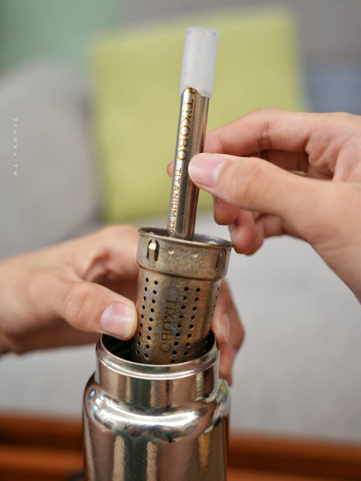 【鈦工坊 TiKOBO 二代袋鼠瓶】不卡色、不留異味的純鈦保溫瓶，輕量化、無塗層、內藏吸管，4種容量、8款色系自由選