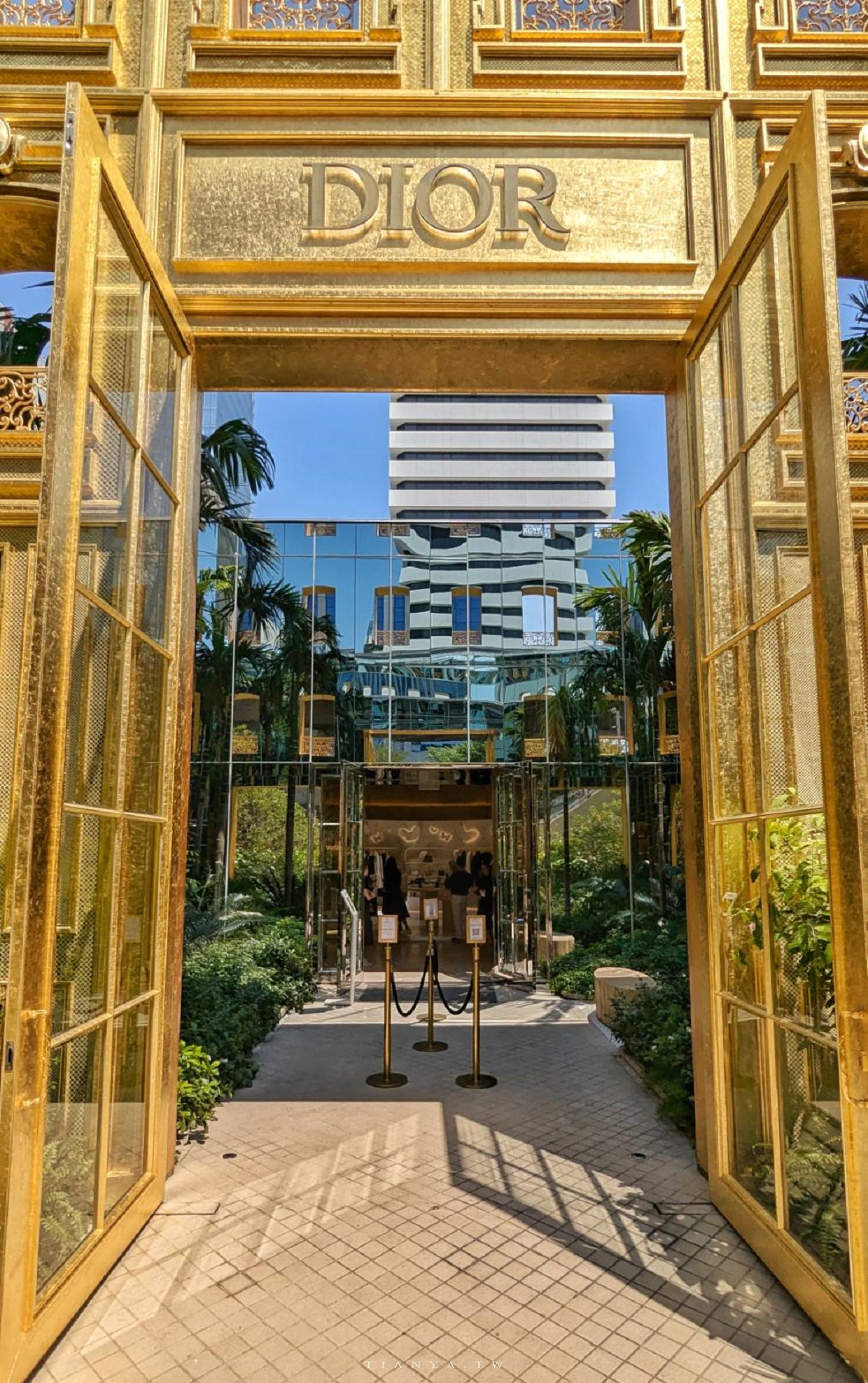 開箱金碧輝煌 Dior Gold House 中最耀眼的 Café DIOR 迪奧咖啡館，在陽光滿溢的奢華玻璃屋中享受米其林三星級甜點