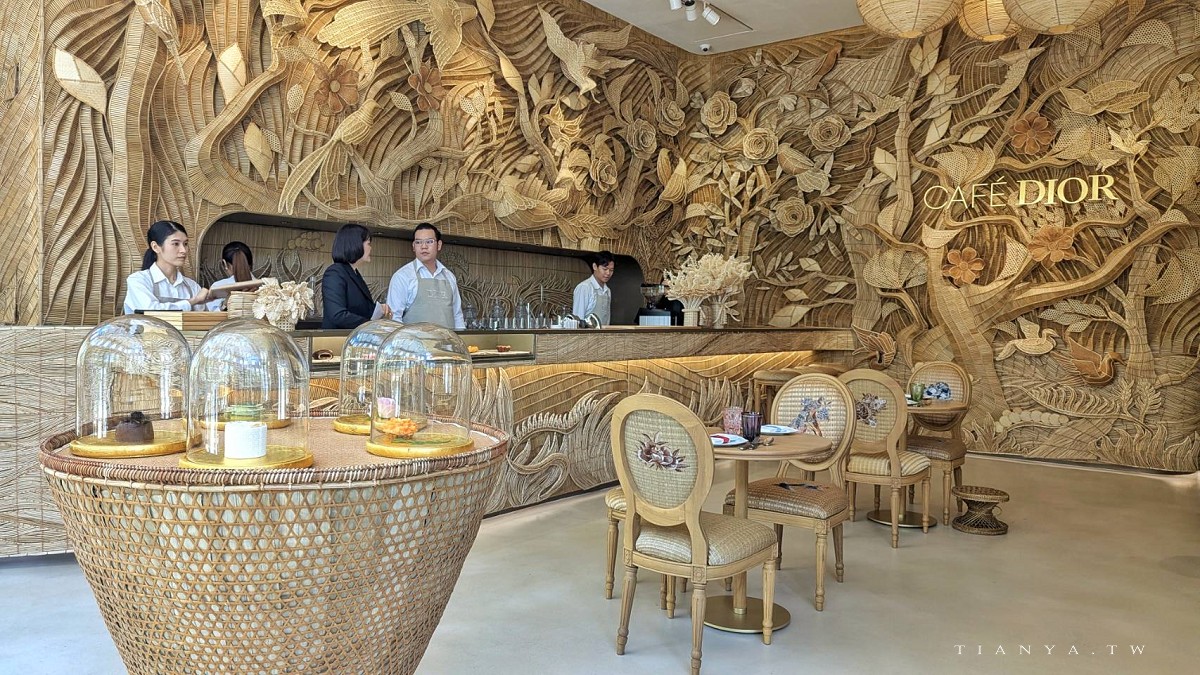 開箱金碧輝煌 Dior Gold House 中最耀眼的 Café DIOR 迪奧咖啡館，在陽光滿溢的奢華玻璃屋中享受米其林三星級甜點