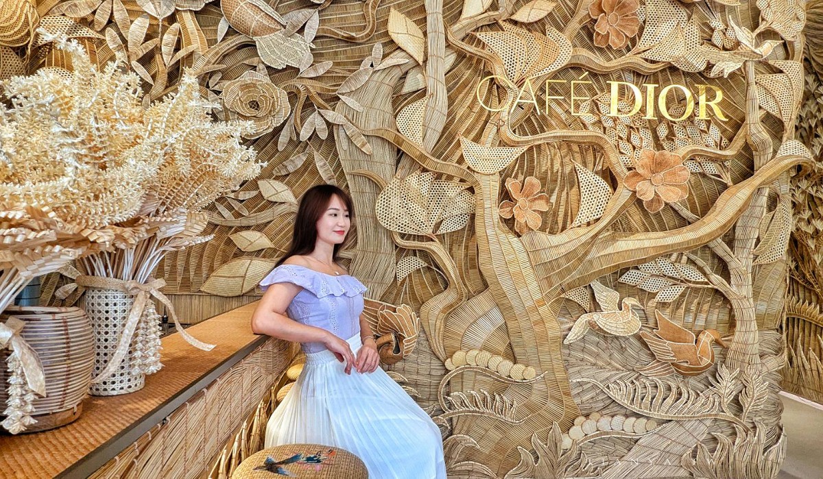 開箱金碧輝煌 Dior Gold House 中最耀眼的 Café DIOR 迪奧咖啡館，在陽光滿溢的奢華玻璃屋中享受米其林三星級甜點
