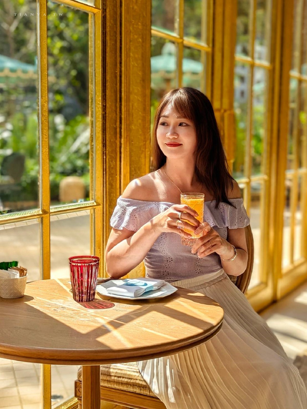 開箱金碧輝煌 Dior Gold House 中最耀眼的 Café DIOR 迪奧咖啡館，在陽光滿溢的奢華玻璃屋中享受米其林三星級甜點