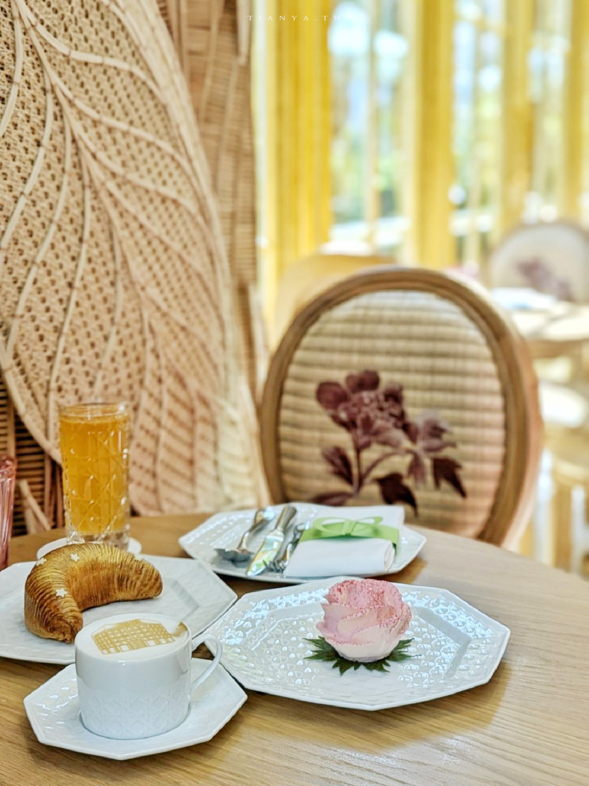 開箱金碧輝煌 Dior Gold House 中最耀眼的 Café DIOR 迪奧咖啡館，在陽光滿溢的奢華玻璃屋中享受米其林三星級甜點