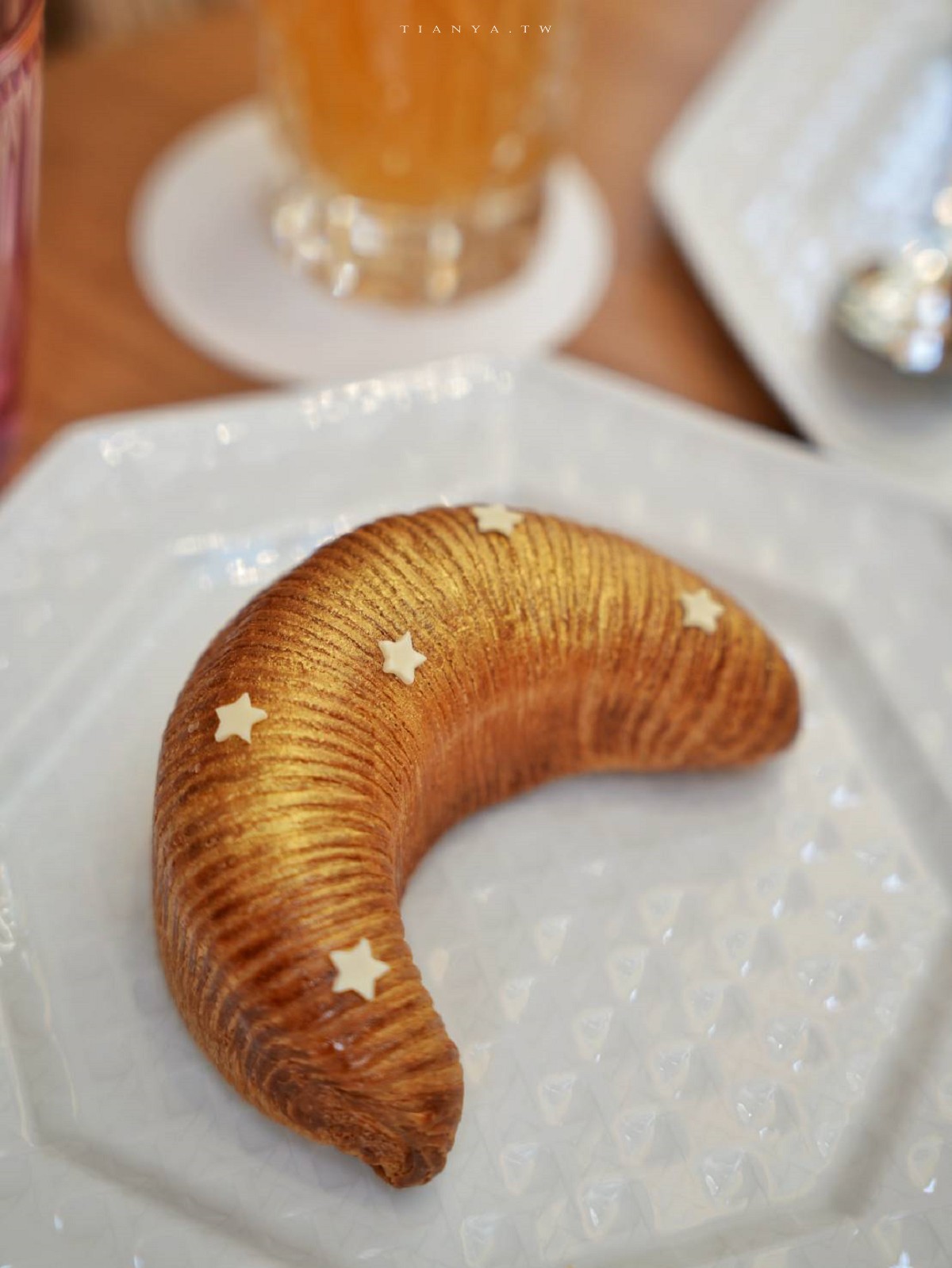 開箱金碧輝煌 Dior Gold House 中最耀眼的 Café DIOR 迪奧咖啡館，在陽光滿溢的奢華玻璃屋中享受米其林三星級甜點