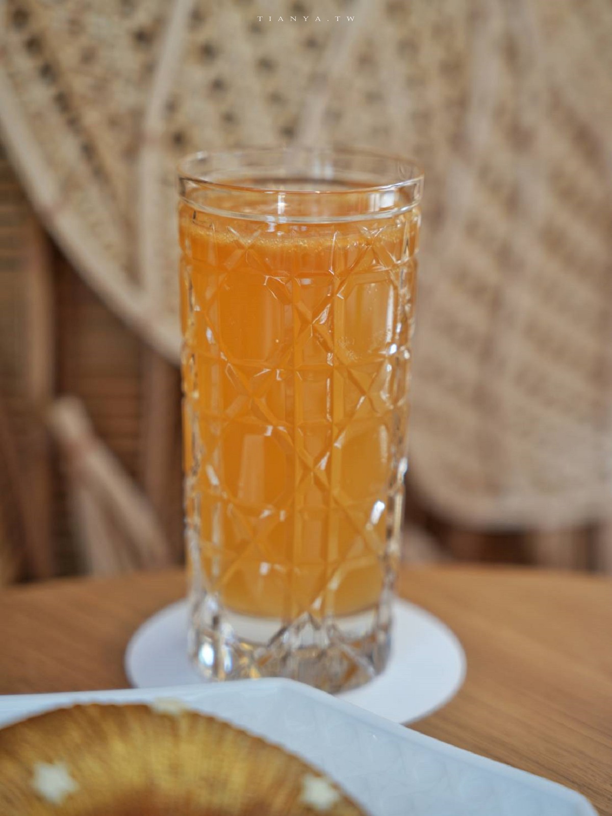 開箱金碧輝煌 Dior Gold House 中最耀眼的 Café DIOR 迪奧咖啡館，在陽光滿溢的奢華玻璃屋中享受米其林三星級甜點