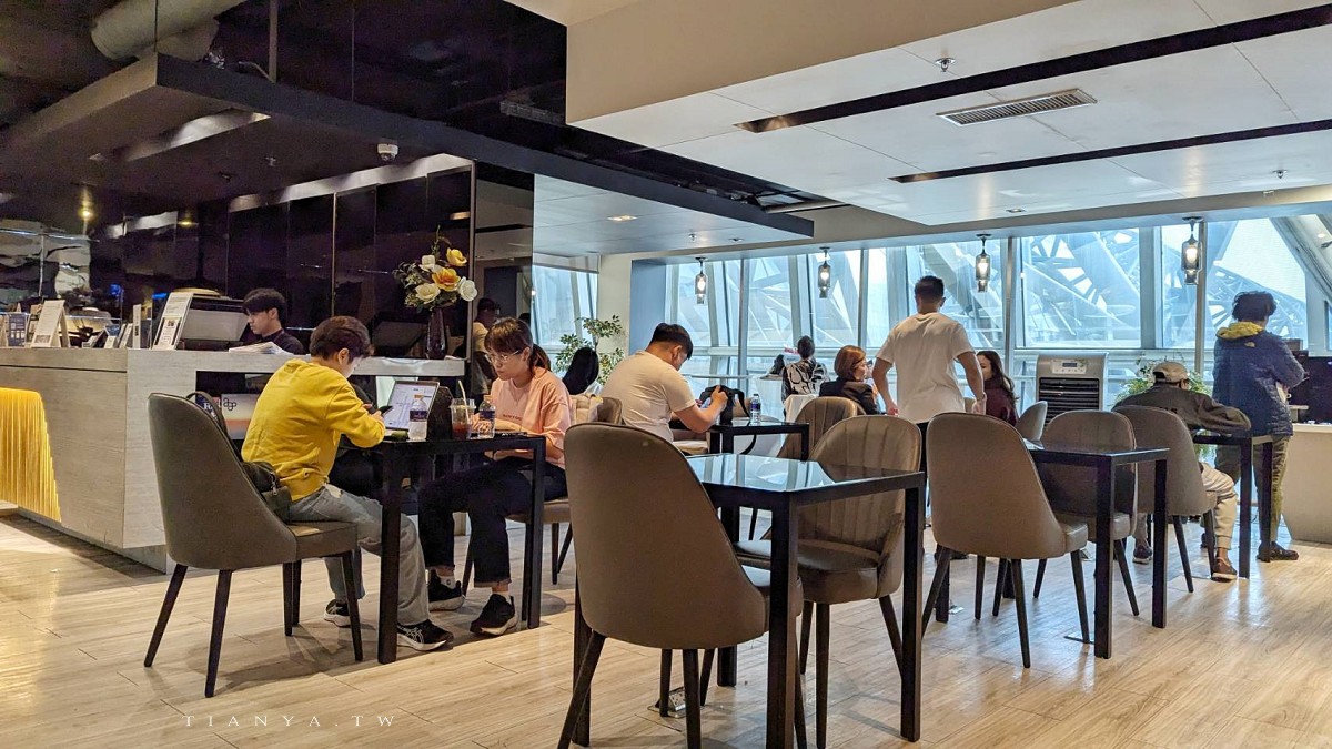 開箱曼谷 Miracle Lounge 機場貴賓室，持JCB信用卡、新貴通PP卡、龍騰卡可免費入場享用休憩空間和餐食