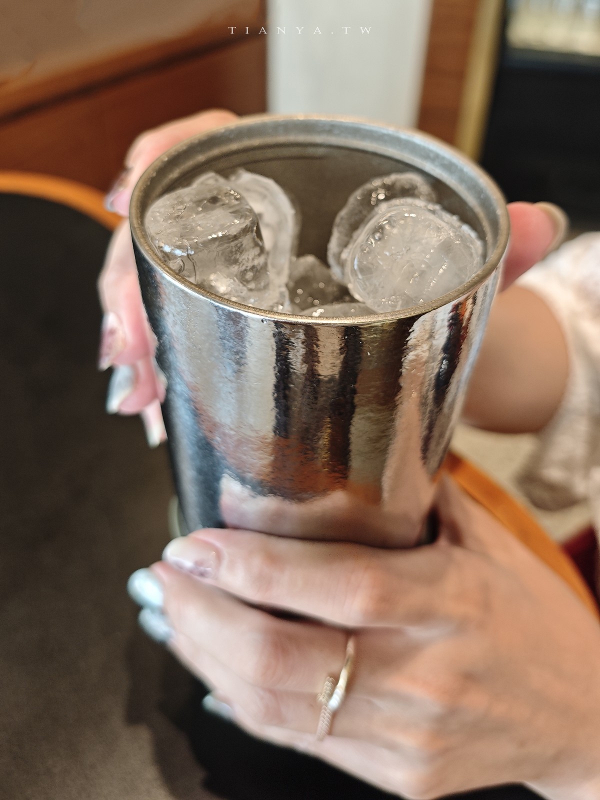 【鈦工坊 TiKOBO 二代鯨魚杯】炎炎夏日必備環保冰霸杯，純鈦材質超輕量、不殘留異味，專利蛋形內膽好清洗