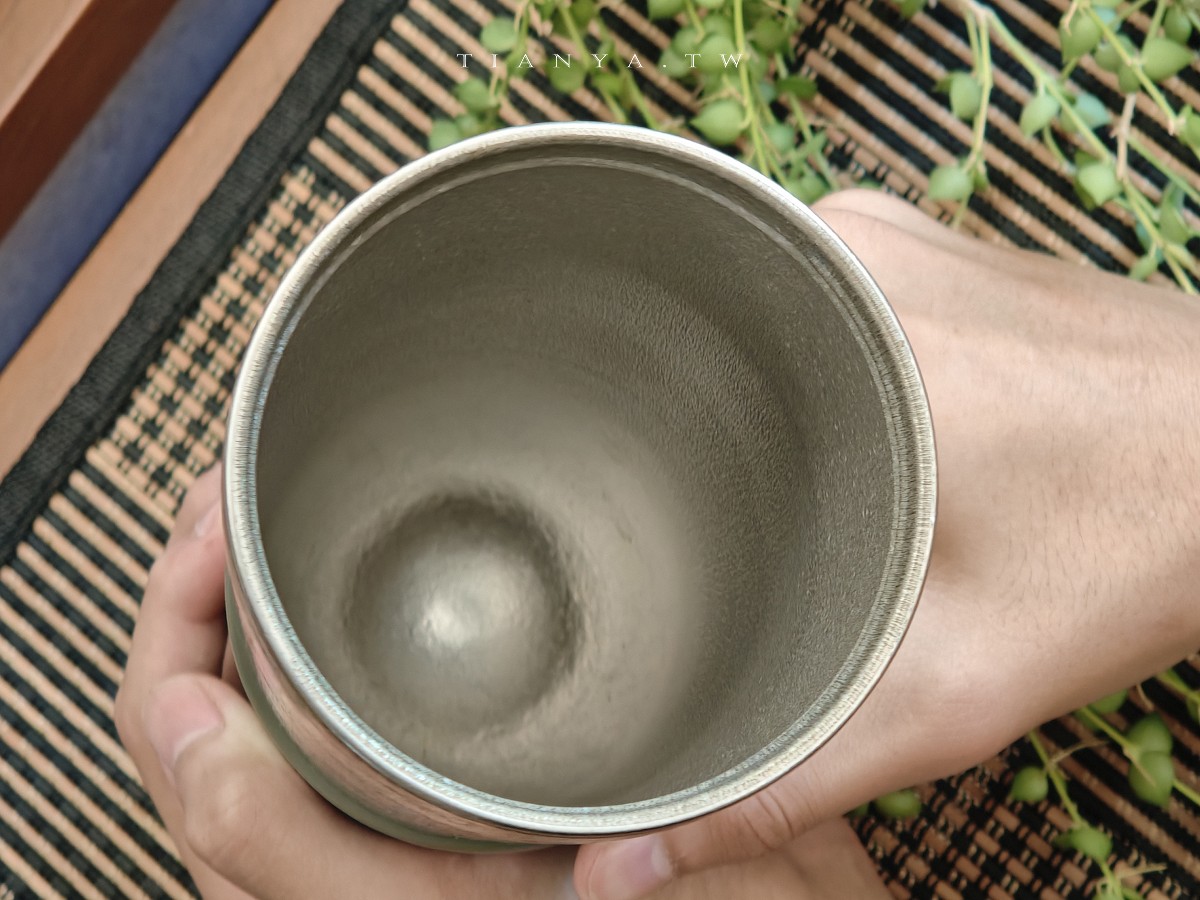 【鈦工坊 TiKOBO 二代鯨魚杯】炎炎夏日必備環保冰霸杯，純鈦材質超輕量、不殘留異味，專利蛋形內膽好清洗
