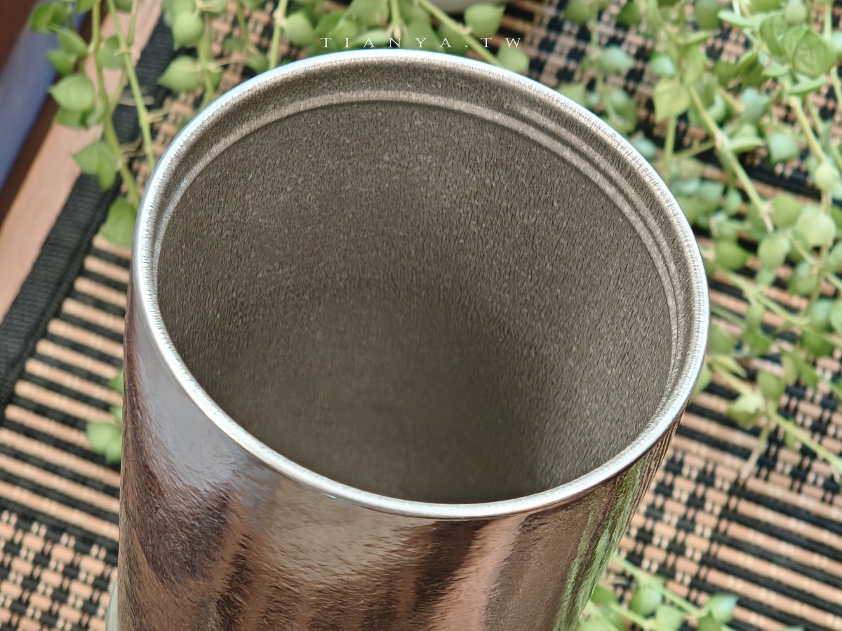【鈦工坊 TiKOBO 二代鯨魚杯】炎炎夏日必備環保冰霸杯，純鈦材質超輕量、不殘留異味，專利蛋形內膽好清洗