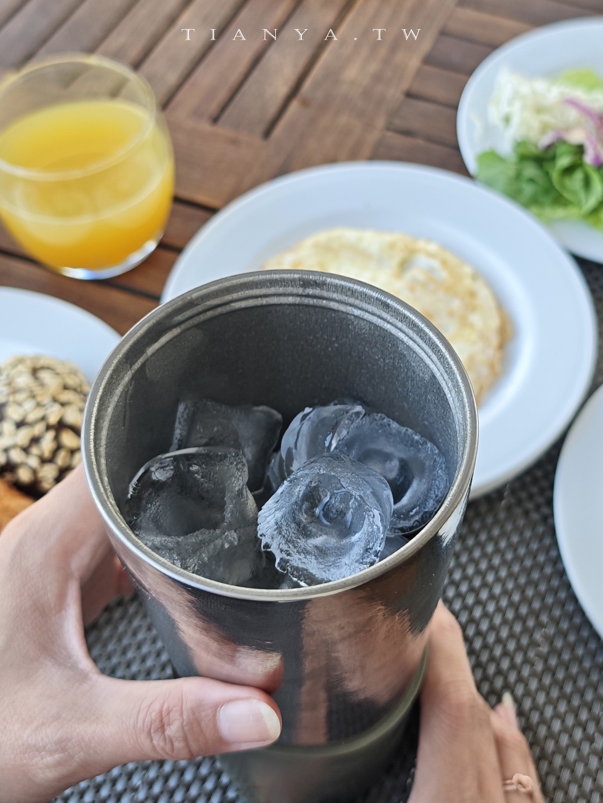 【鈦工坊 TiKOBO 二代鯨魚杯】炎炎夏日必備環保冰霸杯，純鈦材質超輕量、不殘留異味，專利蛋形內膽好清洗