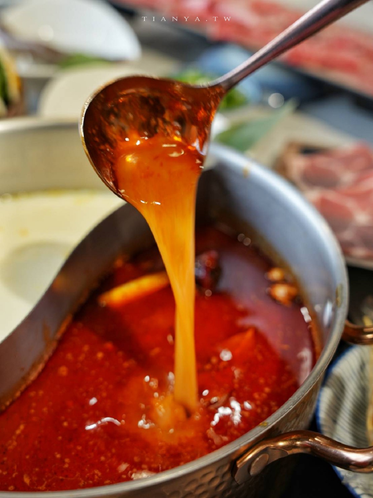 【新肉多多台北忠孝店】東區平日不限時高檔火鍋,專人剝蝦服務,累積消費點數兌換日本A5和牛 【新肉多多台北忠孝店】東區平日不限時高檔火鍋,專人剝蝦服務,累積消費點數兌換日本A5和牛