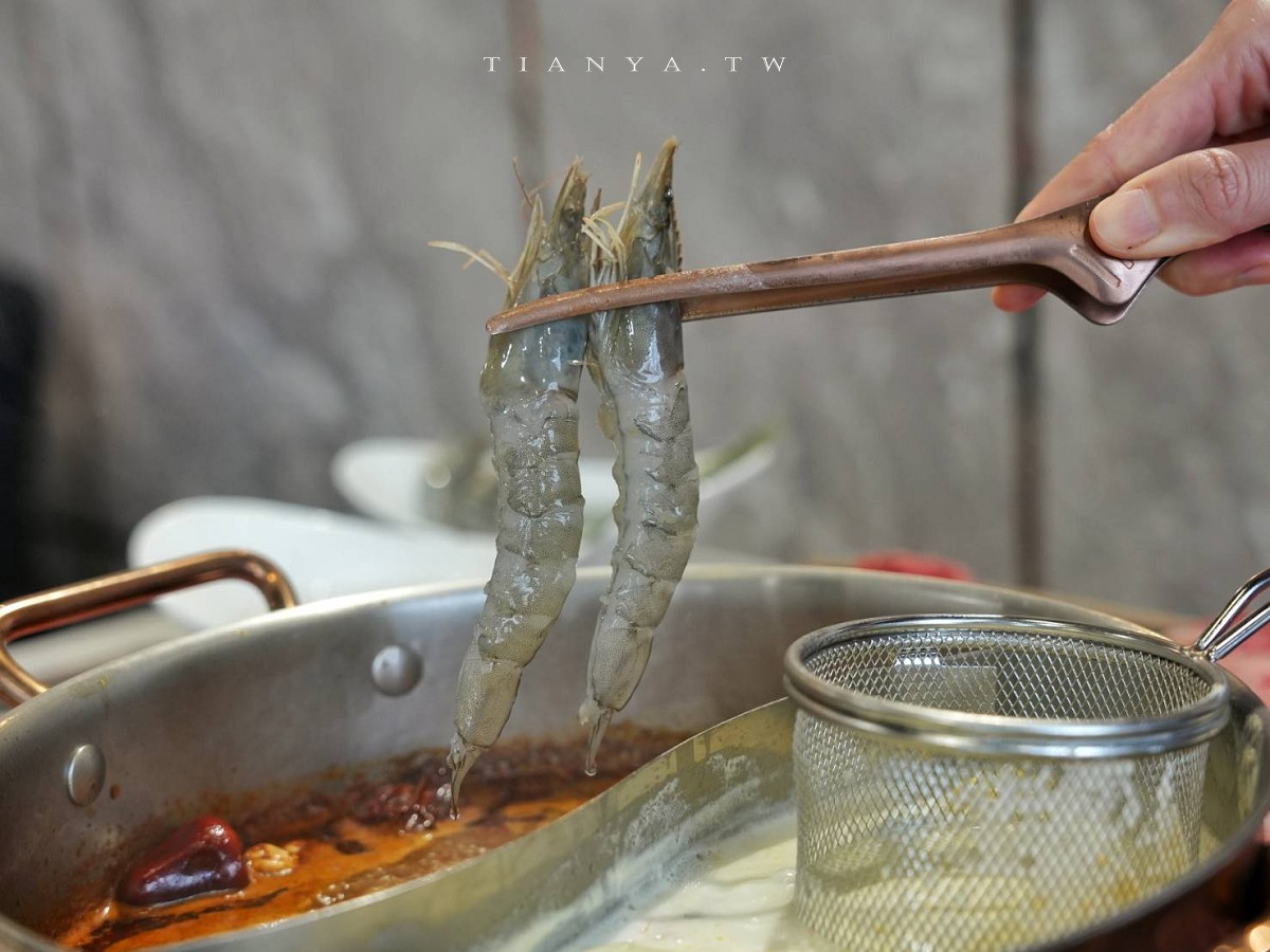 【新肉多多台北忠孝店】東區平日不限時高檔火鍋,專人剝蝦服務,累積消費點數兌換日本A5和牛 【新肉多多台北忠孝店】東區平日不限時高檔火鍋,專人剝蝦服務,累積消費點數兌換日本A5和牛