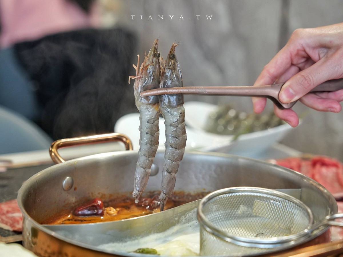 【新肉多多台北忠孝店】東區平日不限時高檔火鍋,專人剝蝦服務,累積消費點數兌換日本A5和牛 【新肉多多台北忠孝店】東區平日不限時高檔火鍋,專人剝蝦服務,累積消費點數兌換日本A5和牛