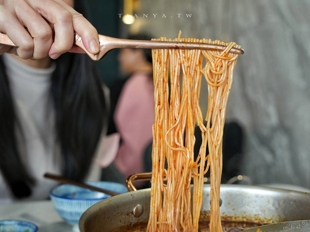 【新肉多多台北忠孝店】東區平日不限時高檔火鍋,專人剝蝦服務,累積消費點數兌換日本A5和牛 【新肉多多台北忠孝店】東區平日不限時高檔火鍋,專人剝蝦服務,累積消費點數兌換日本A5和牛